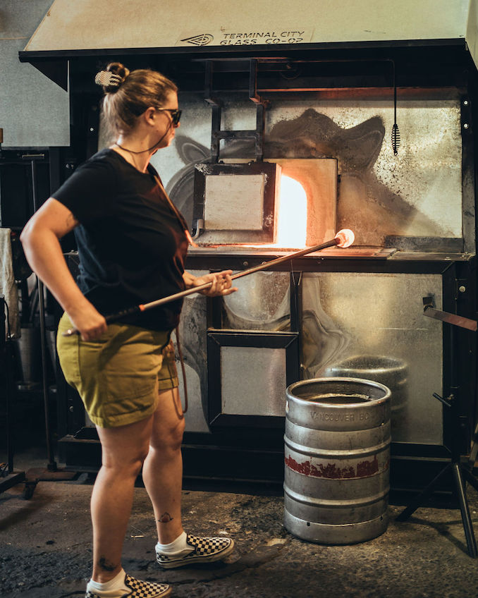 Gathering molten glass out of the furnace