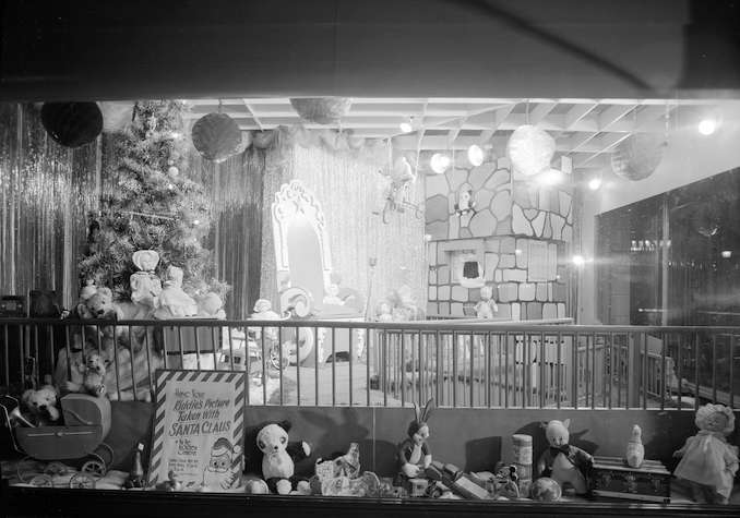 1948-Hudsons Bay Co display xmas window