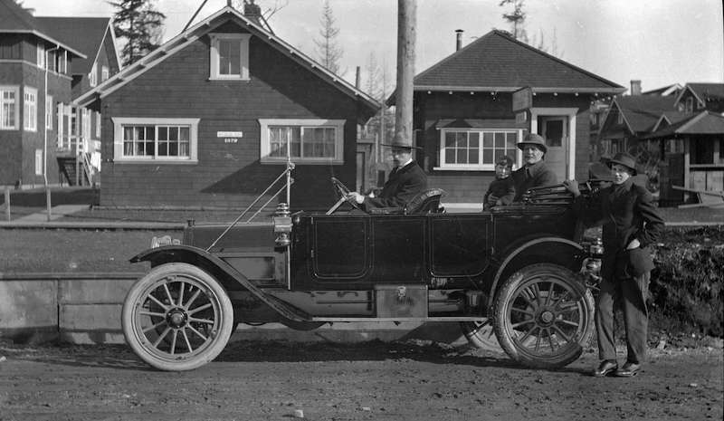 1912-Car and passengers at 1820 Waterloo Street