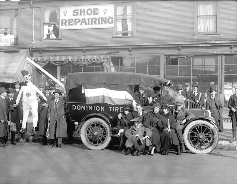 1919-Dominion Tires [truck with crowd and effigy]