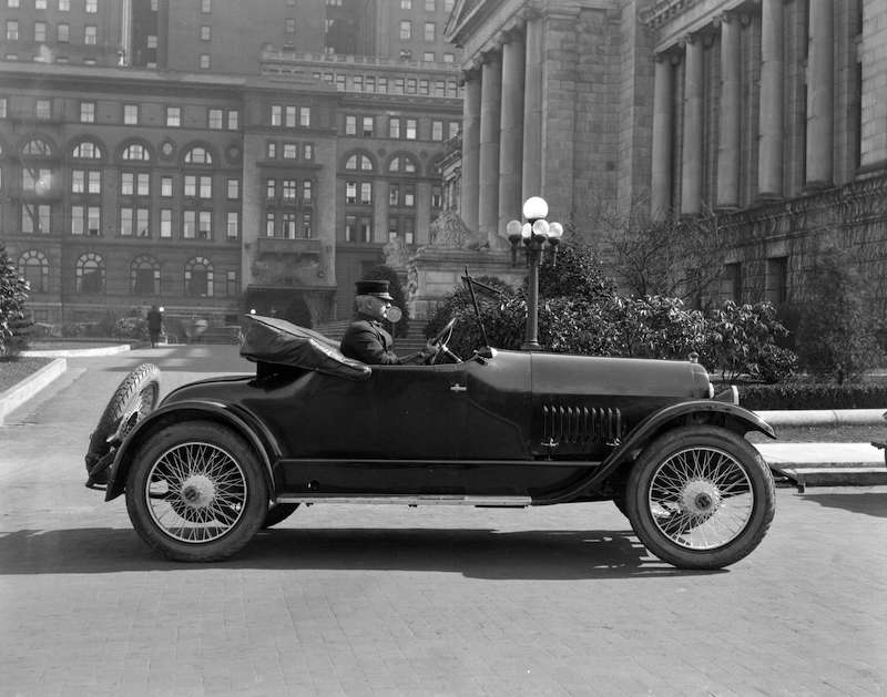 1921-Assistant Chief Thompson - V.F.D. in a car outside the Court House