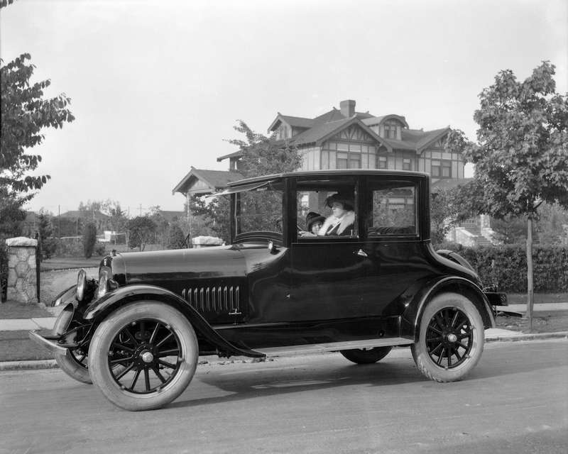 1925-Woman and child in car on Matthews Avenue