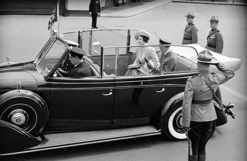 1939-King George VI and Queen Elizabeth in car