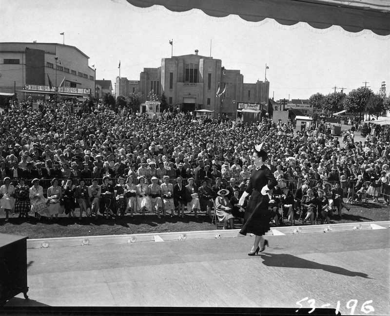 1953 - Fashion show and crowd at Outdoor Theatre stage