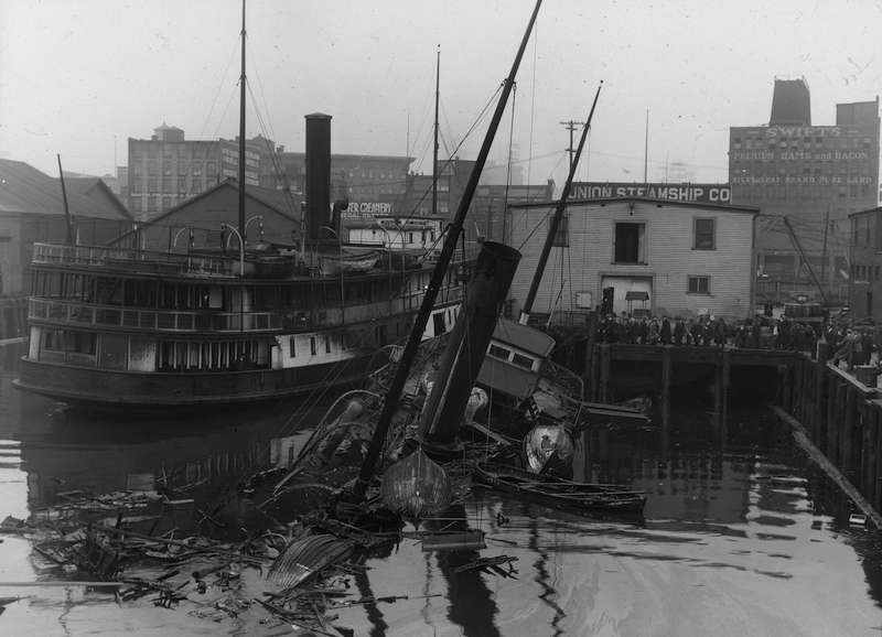 1935 - A capsized boat (Ballena) at the Union Steamship dock