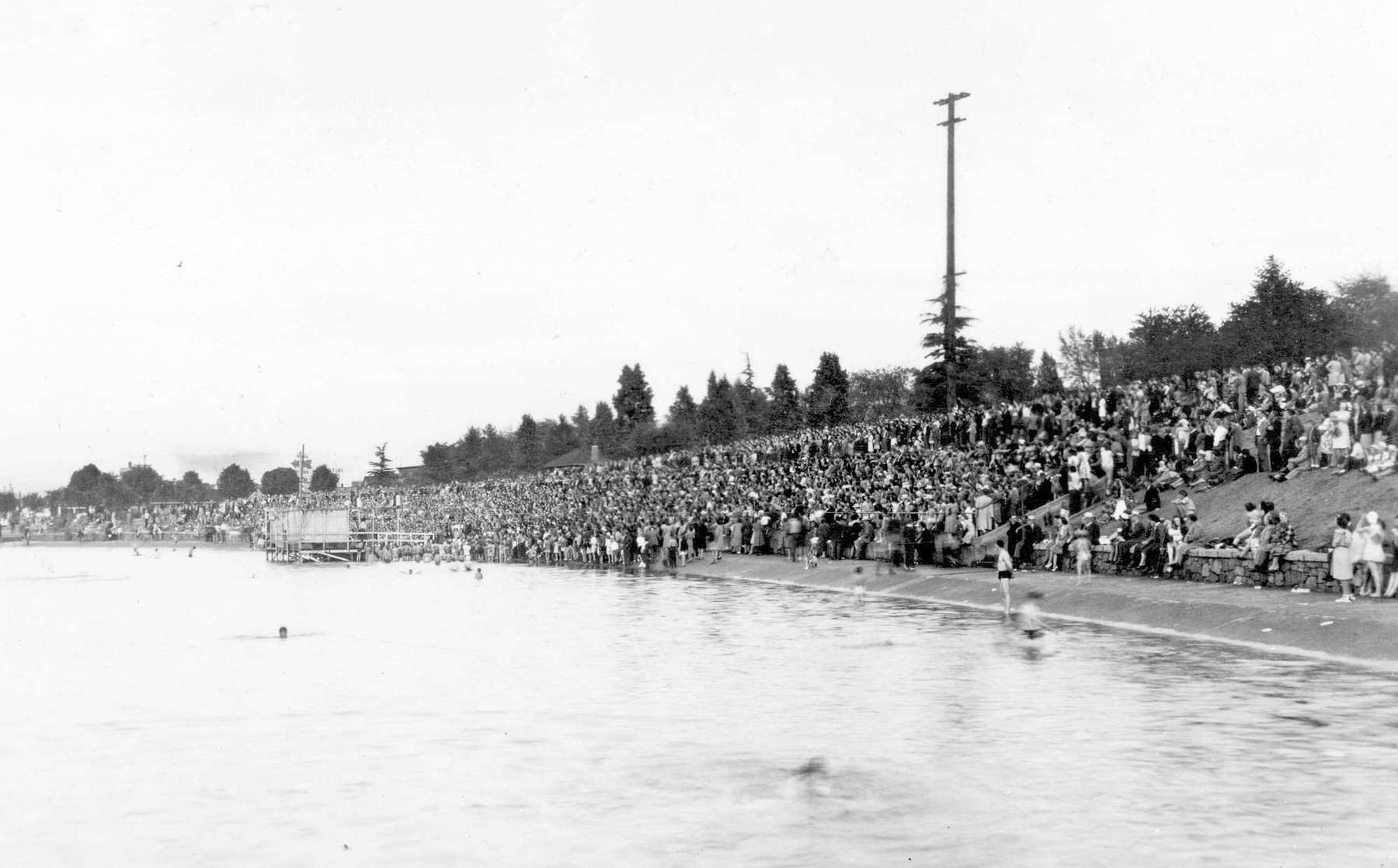 1946 - Crowds at a concert at Kitsilano pool