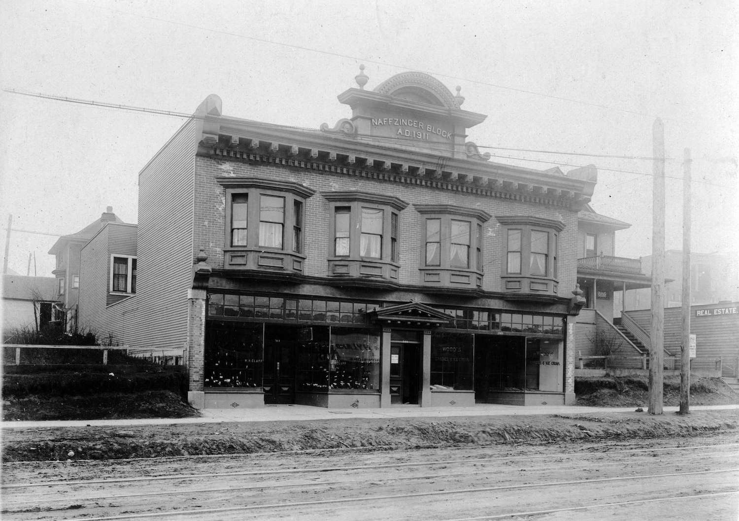 1912 - Exterior of the Naffzinger Block at 566 Ninth Avenue (Broadway) - Storefronts