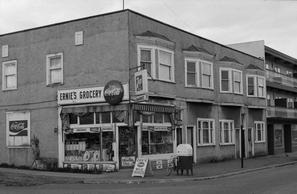 1974-[3589-3599 Commercial Street - Ernie's Grocery]