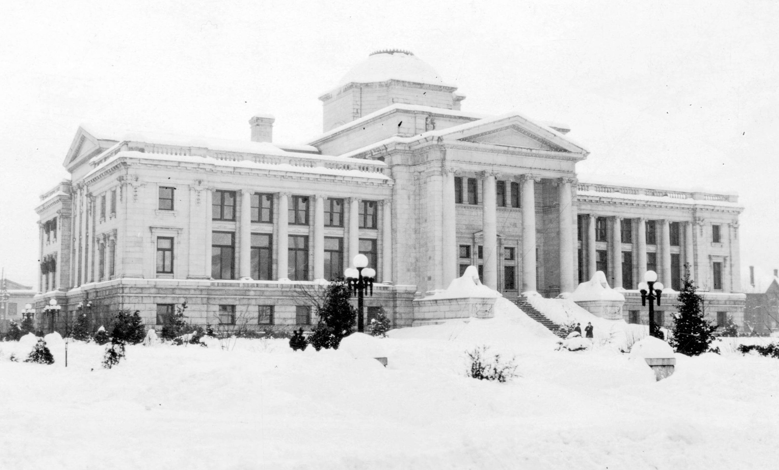 1916 - The courthouse covered with snow