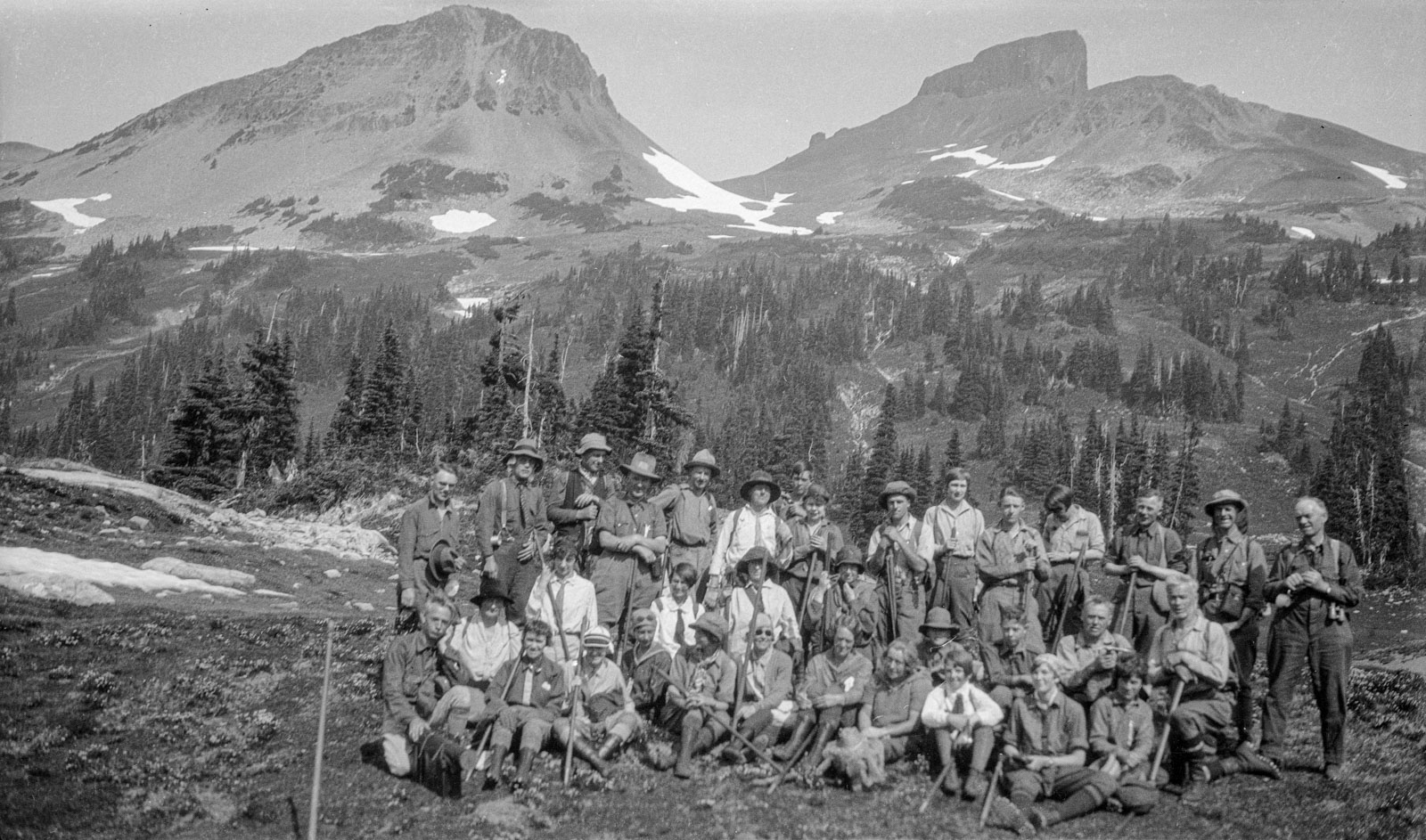 1927 - 1931 - Hiking group gathered together